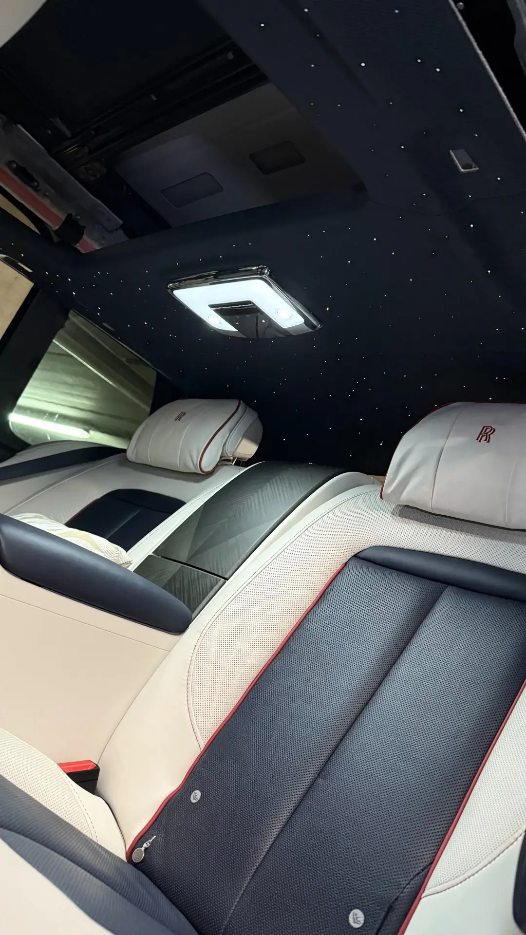 Rolls Royce Cullinan - jednobarevné nebe – foto 3